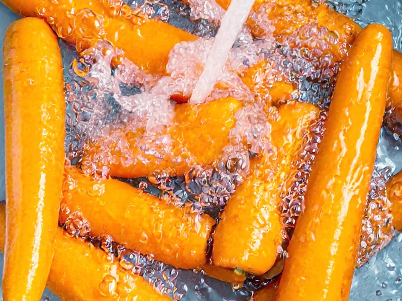 微酸性殺菌水に浸してにんじんの雑菌を除菌